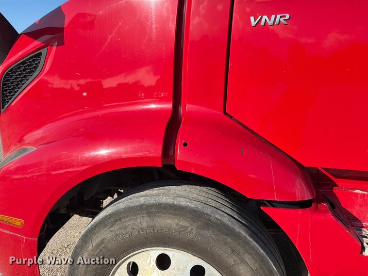 image for item ED5322 2019 Volvo VNR semi truck