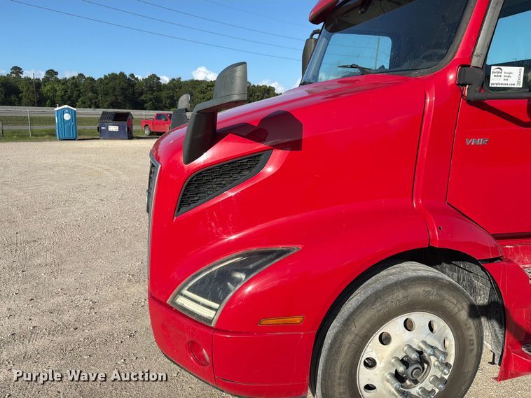 image for item ED5322 2019 Volvo VNR semi truck