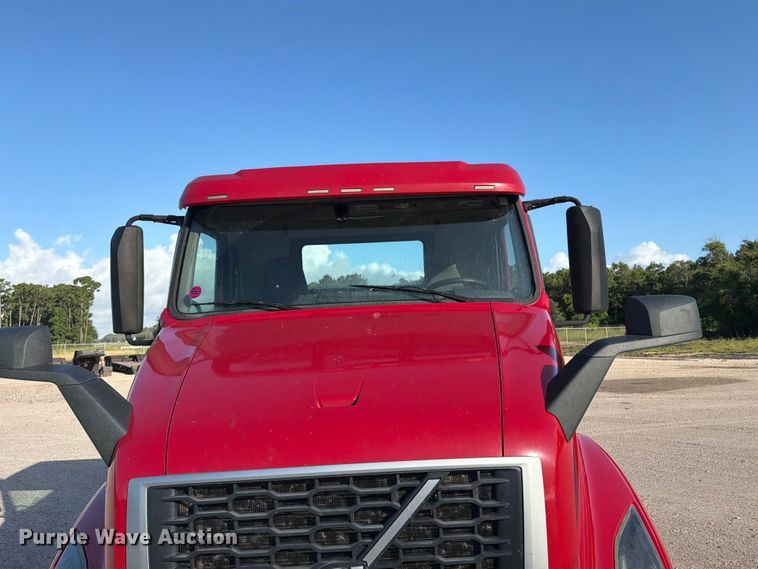image for item ED5322 2019 Volvo VNR semi truck