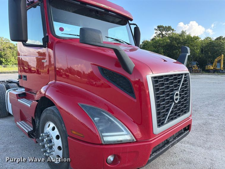 image for item ED5322 2019 Volvo VNR semi truck