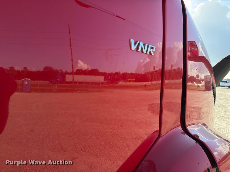 image for item ED5322 2019 Volvo VNR semi truck