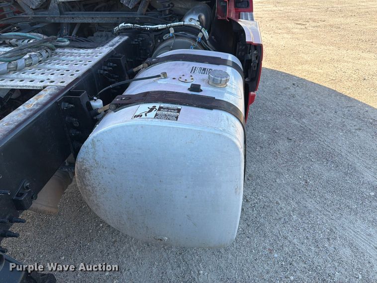 image for item ED5322 2019 Volvo VNR semi truck