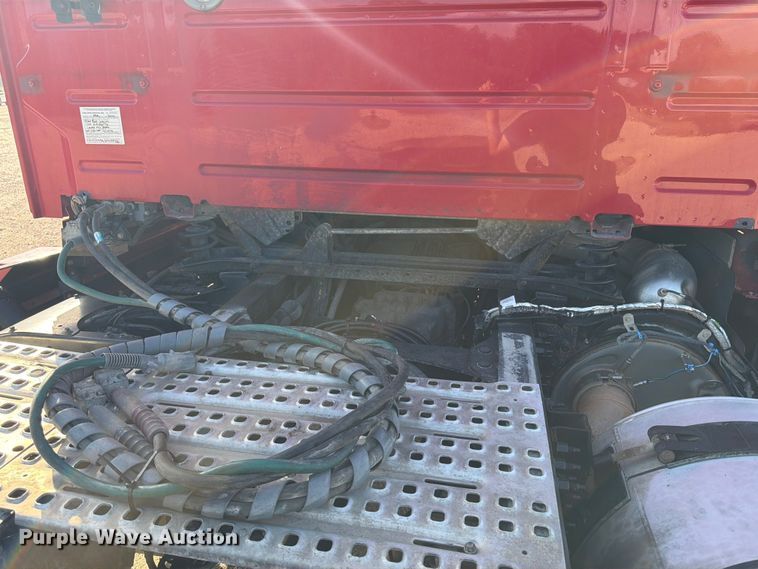 image for item ED5322 2019 Volvo VNR semi truck