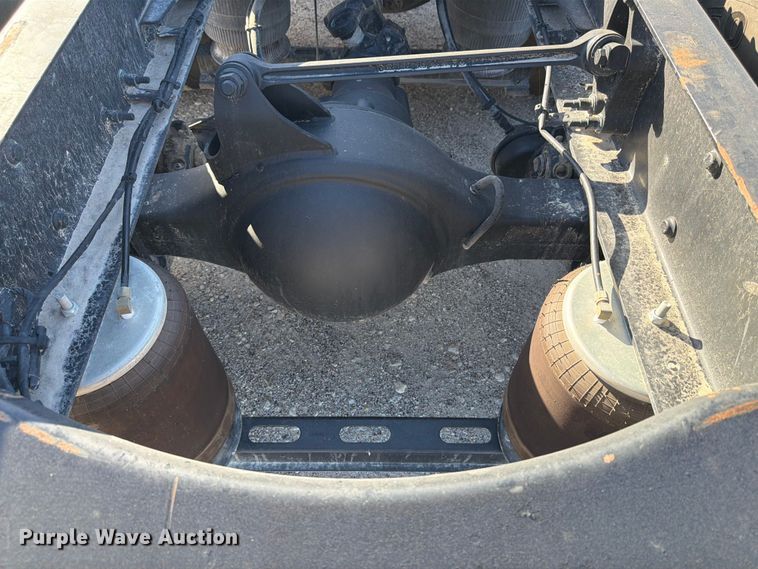 image for item ED5322 2019 Volvo VNR semi truck