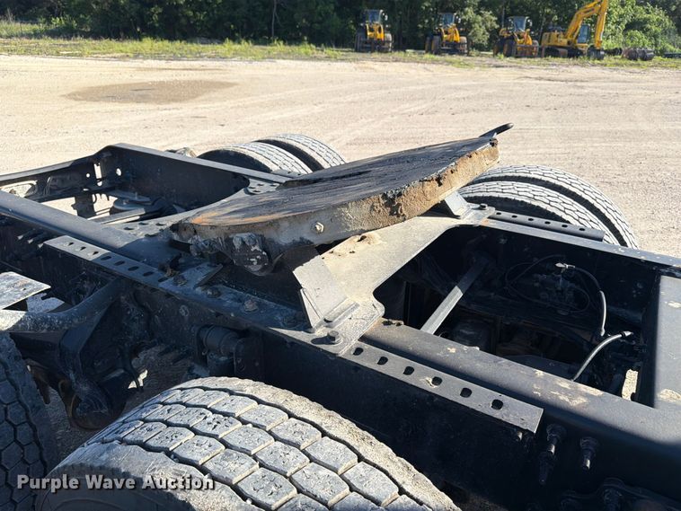 image for item ED5322 2019 Volvo VNR semi truck