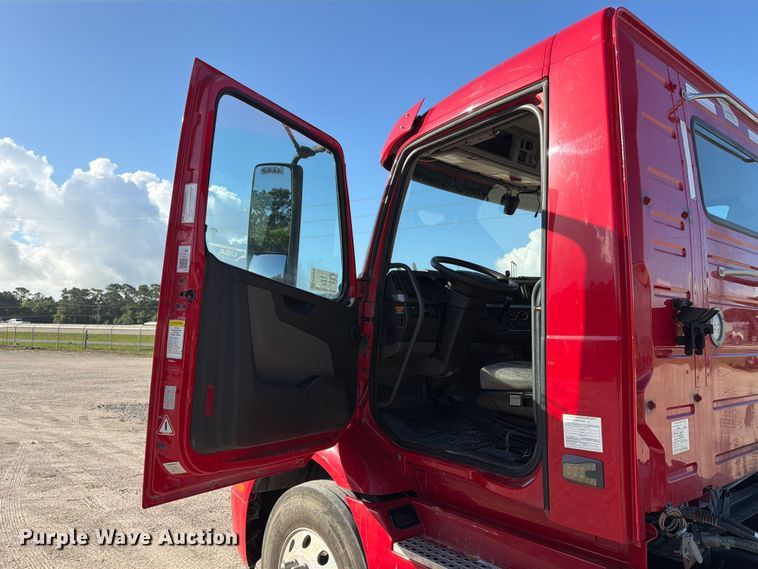 image for item ED5322 2019 Volvo VNR semi truck