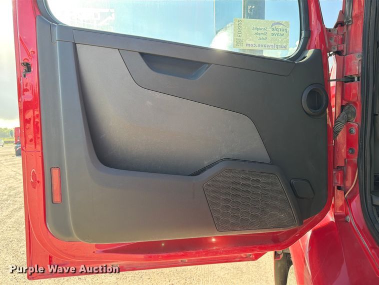 image for item ED5322 2019 Volvo VNR semi truck