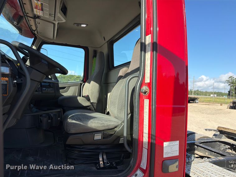 image for item ED5322 2019 Volvo VNR semi truck