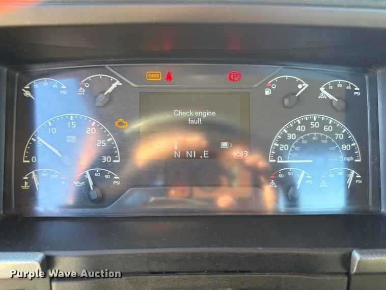 image for item ED5322 2019 Volvo VNR semi truck