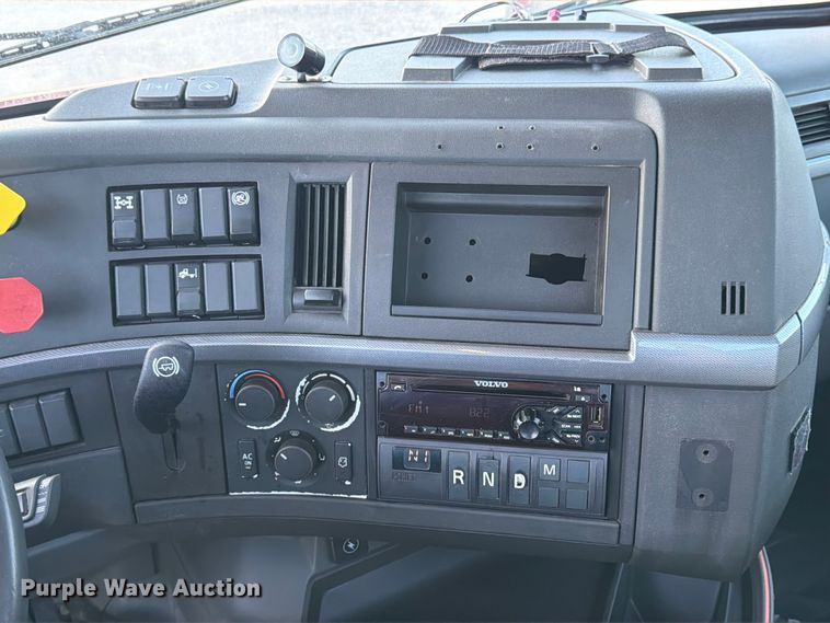 image for item ED5322 2019 Volvo VNR semi truck
