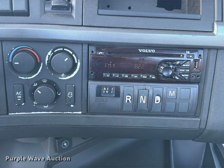 image for item ED5322 2019 Volvo VNR semi truck