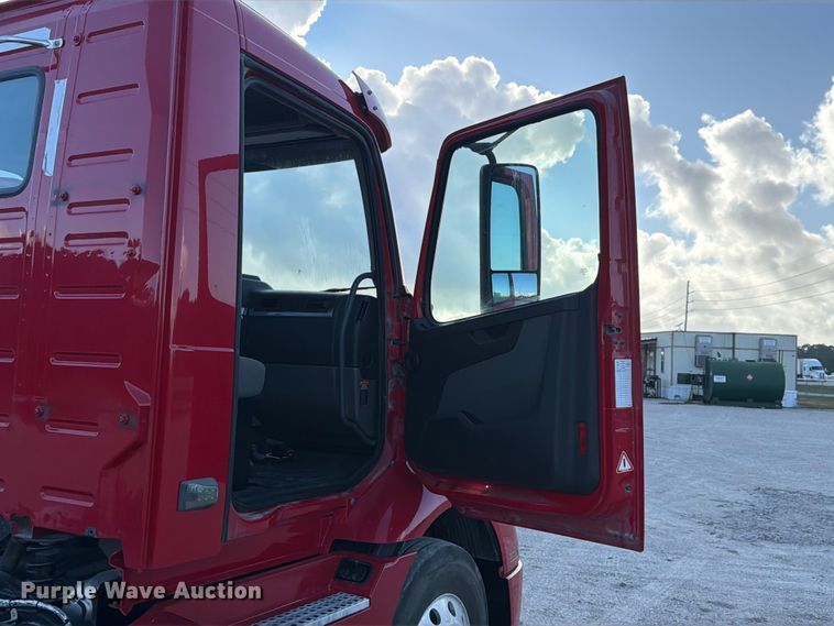 image for item ED5322 2019 Volvo VNR semi truck