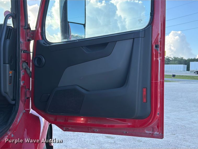 image for item ED5322 2019 Volvo VNR semi truck