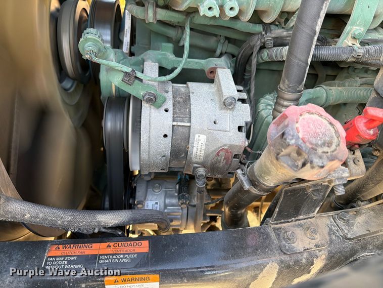 image for item ED5322 2019 Volvo VNR semi truck