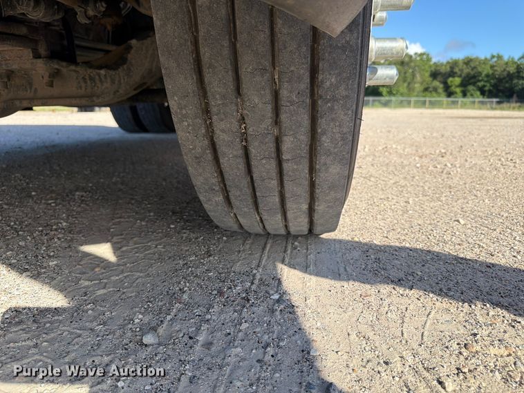 image for item ED5322 2019 Volvo VNR semi truck