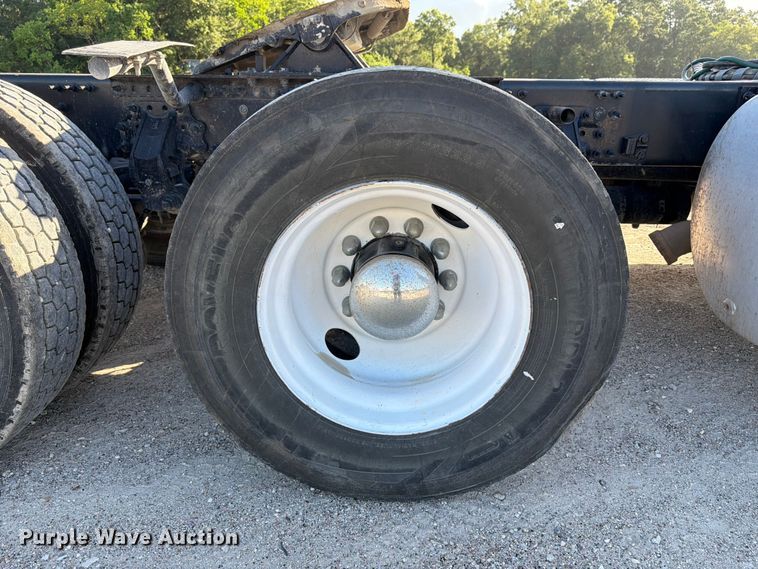 image for item ED5322 2019 Volvo VNR semi truck