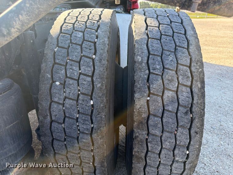 image for item ED5322 2019 Volvo VNR semi truck