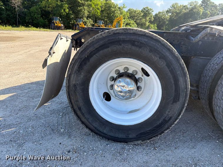 image for item ED5322 2019 Volvo VNR semi truck