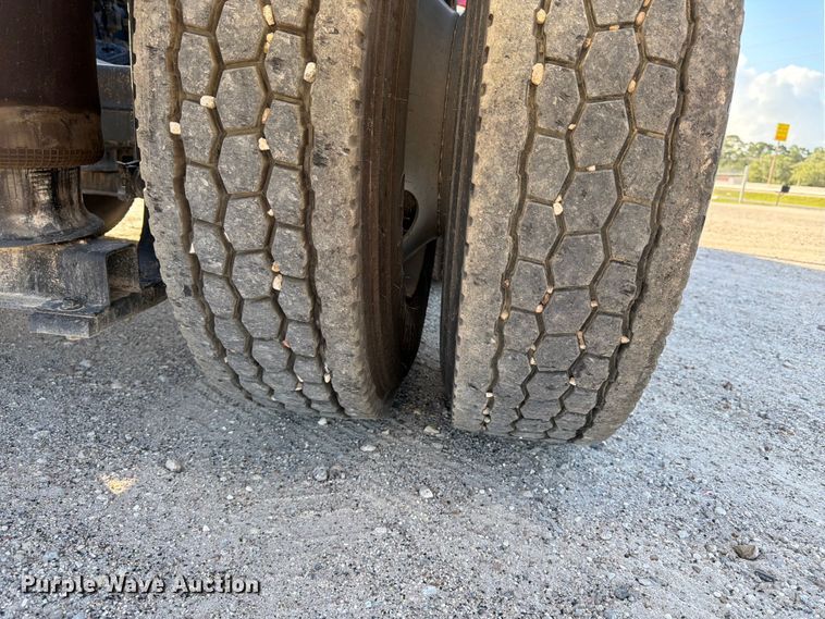 image for item ED5322 2019 Volvo VNR semi truck