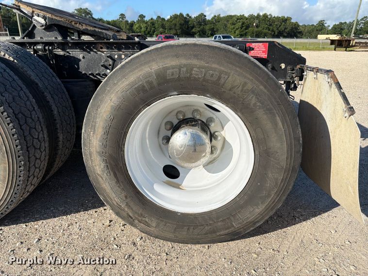 image for item ED5322 2019 Volvo VNR semi truck