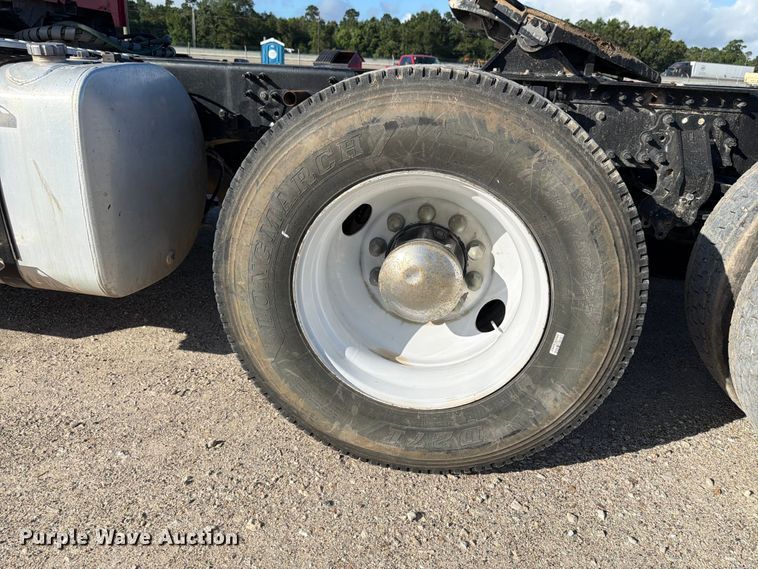 image for item ED5322 2019 Volvo VNR semi truck