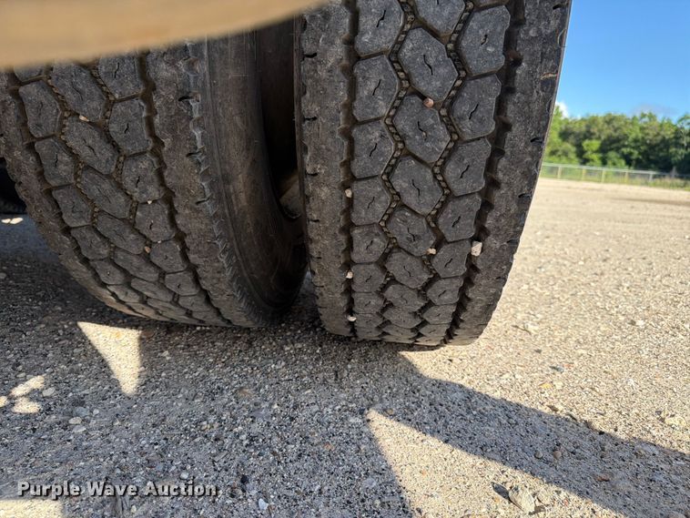 image for item ED5322 2019 Volvo VNR semi truck