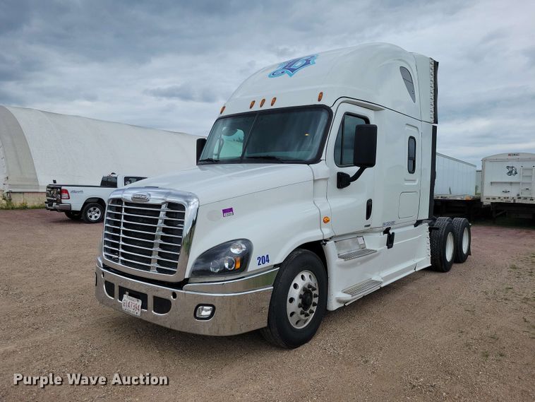 image for item EE1104 2016 Freightliner  Cascadia semi truck