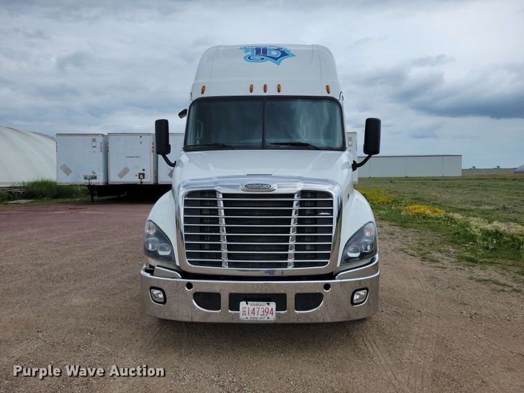 image for item EE1104 2016 Freightliner  Cascadia semi truck