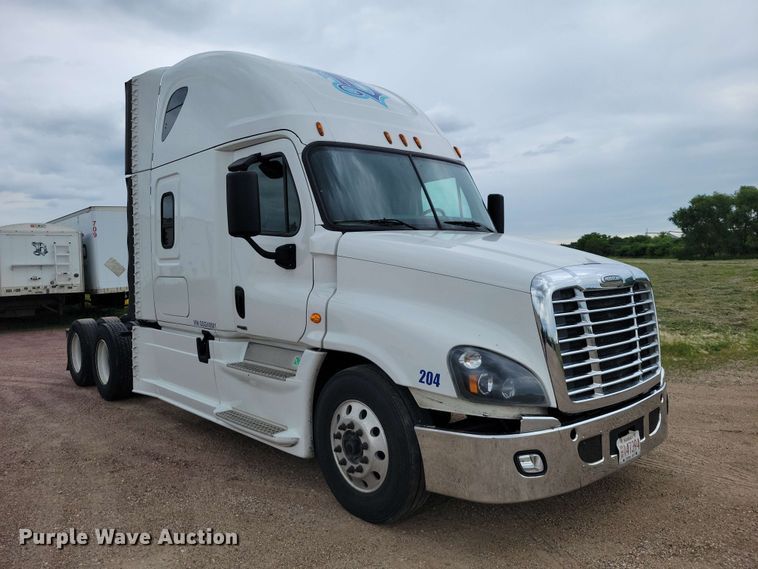 image for item EE1104 2016 Freightliner  Cascadia semi truck