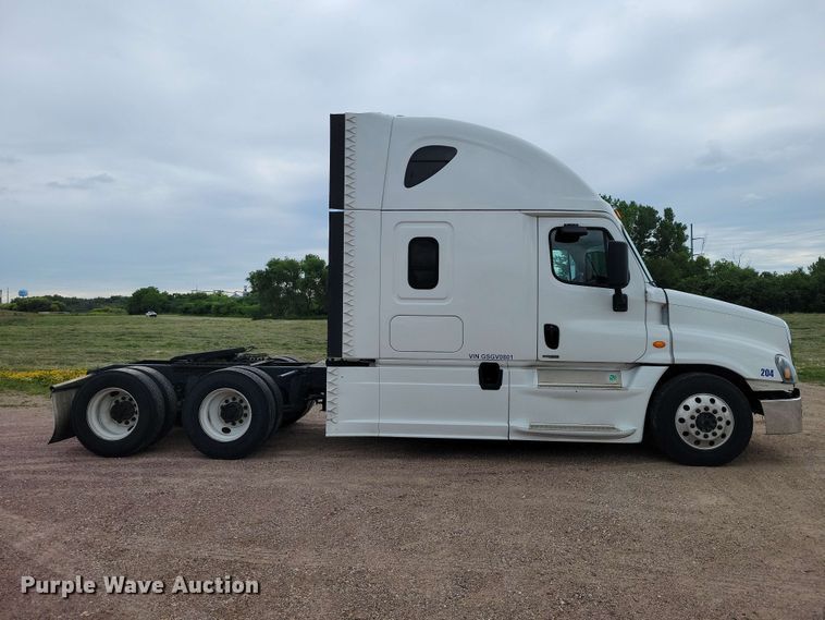 image for item EE1104 2016 Freightliner  Cascadia semi truck