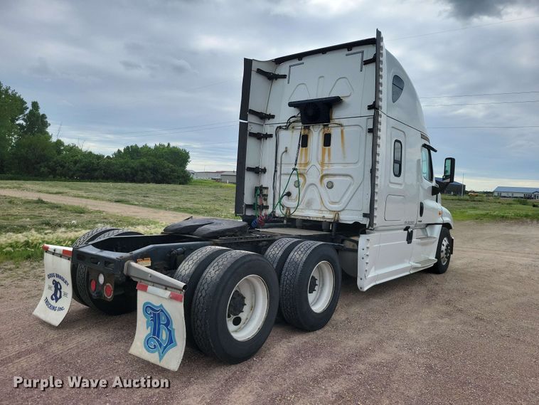 image for item EE1104 2016 Freightliner  Cascadia semi truck