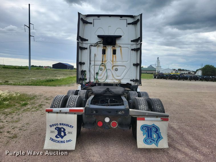 image for item EE1104 2016 Freightliner  Cascadia semi truck