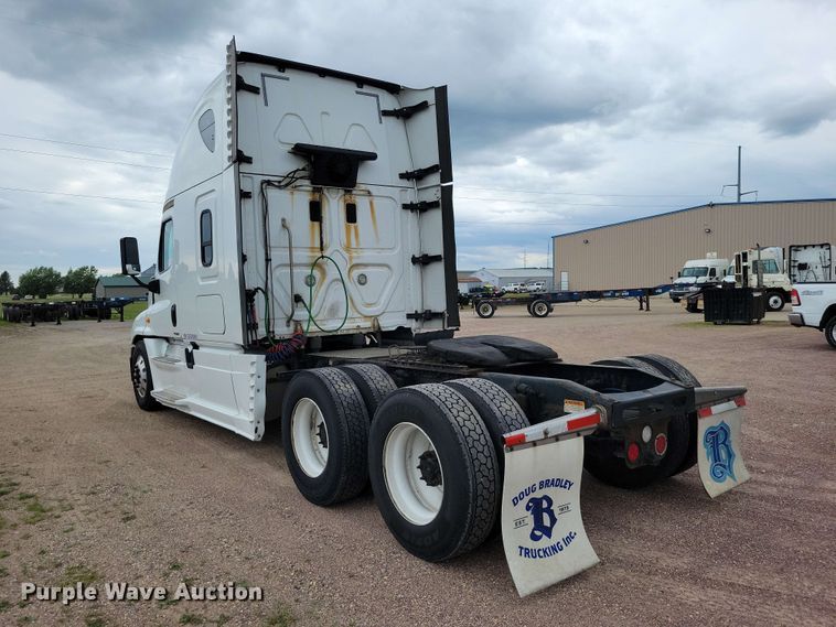 image for item EE1104 2016 Freightliner  Cascadia semi truck