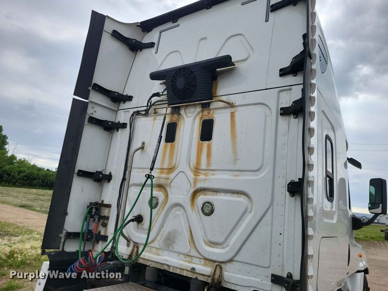 image for item EE1104 2016 Freightliner  Cascadia semi truck