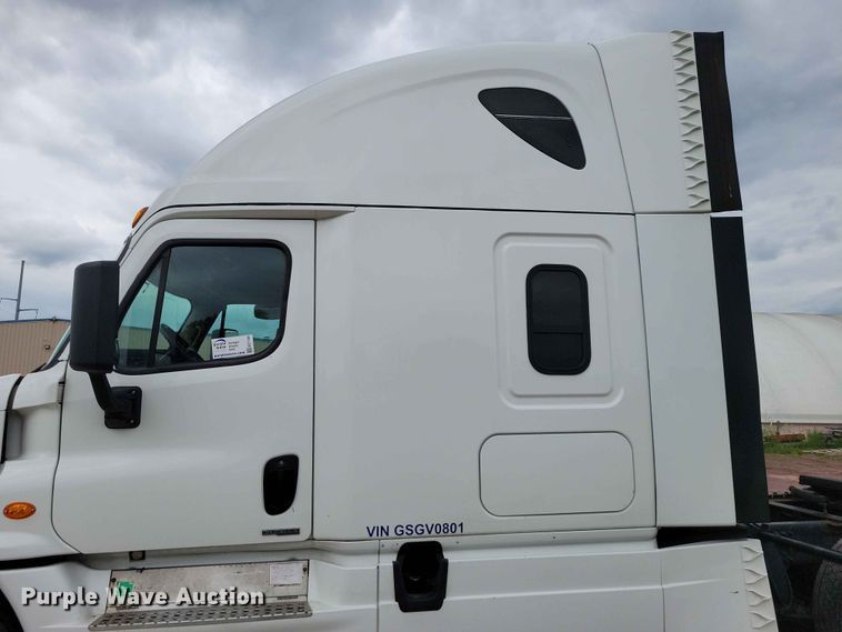 image for item EE1104 2016 Freightliner  Cascadia semi truck