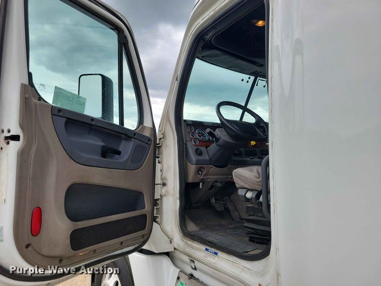 image for item EE1104 2016 Freightliner  Cascadia semi truck