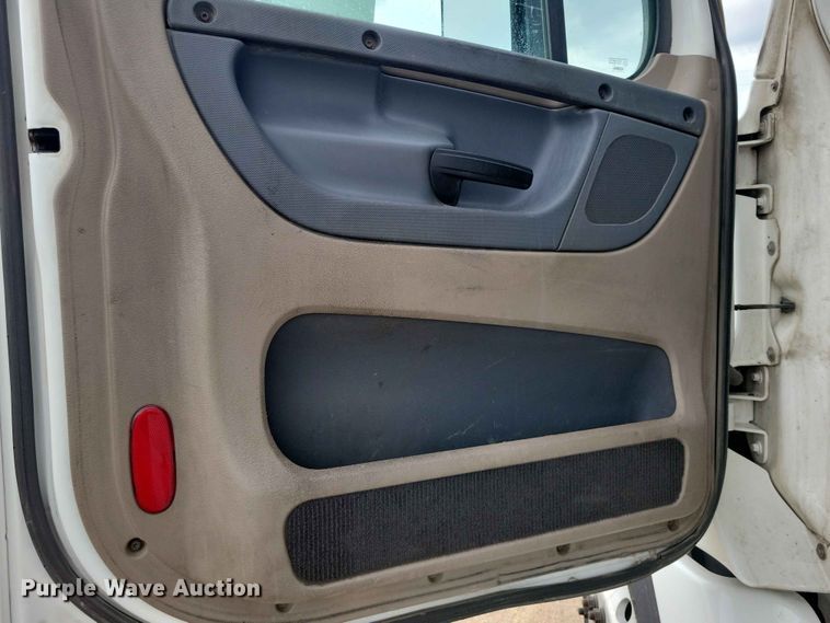 image for item EE1104 2016 Freightliner  Cascadia semi truck