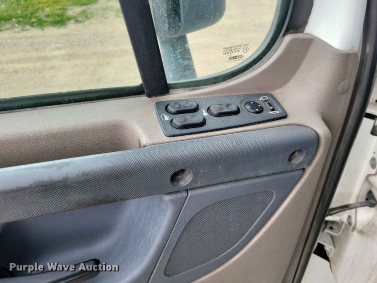 image for item EE1104 2016 Freightliner  Cascadia semi truck