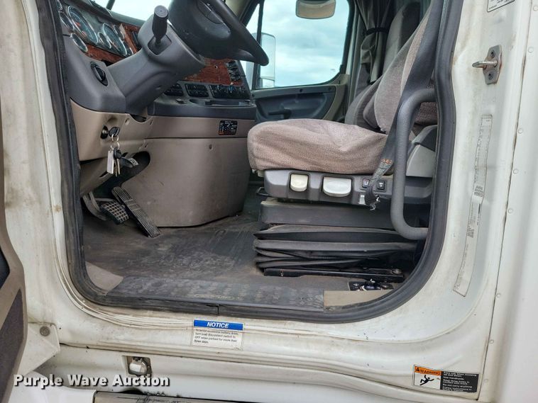 image for item EE1104 2016 Freightliner  Cascadia semi truck