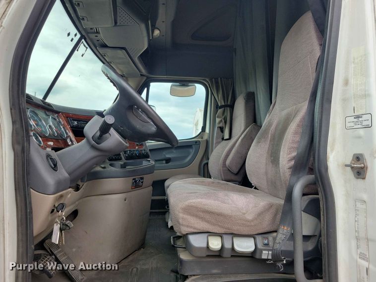 image for item EE1104 2016 Freightliner  Cascadia semi truck