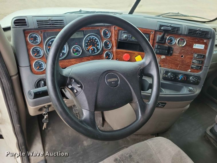 image for item EE1104 2016 Freightliner  Cascadia semi truck