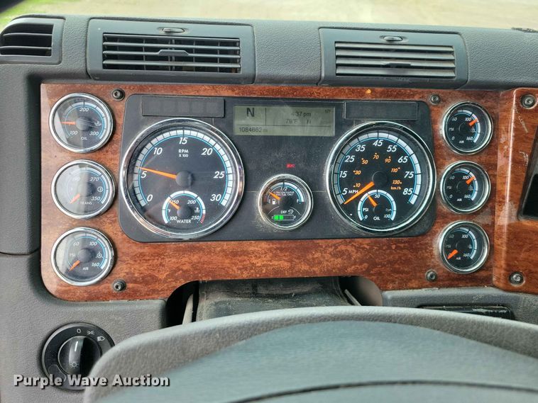 image for item EE1104 2016 Freightliner  Cascadia semi truck