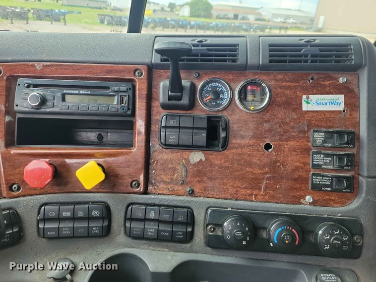 image for item EE1104 2016 Freightliner  Cascadia semi truck