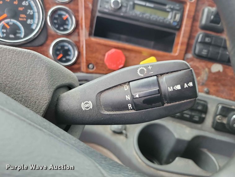 image for item EE1104 2016 Freightliner  Cascadia semi truck