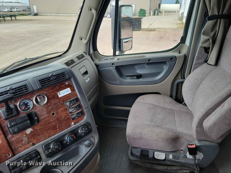 image for item EE1104 2016 Freightliner  Cascadia semi truck