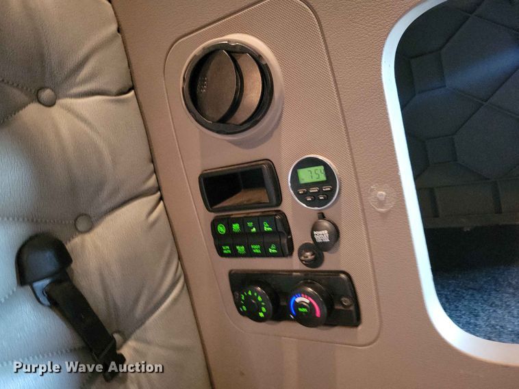 image for item EE1104 2016 Freightliner  Cascadia semi truck