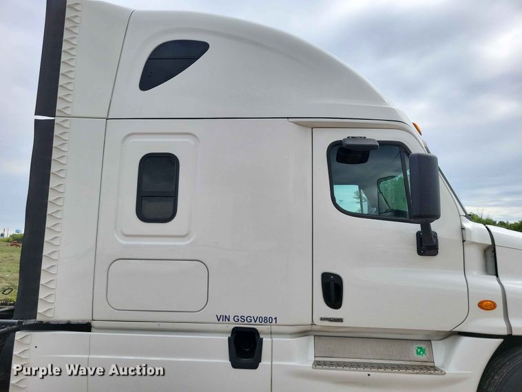 image for item EE1104 2016 Freightliner  Cascadia semi truck