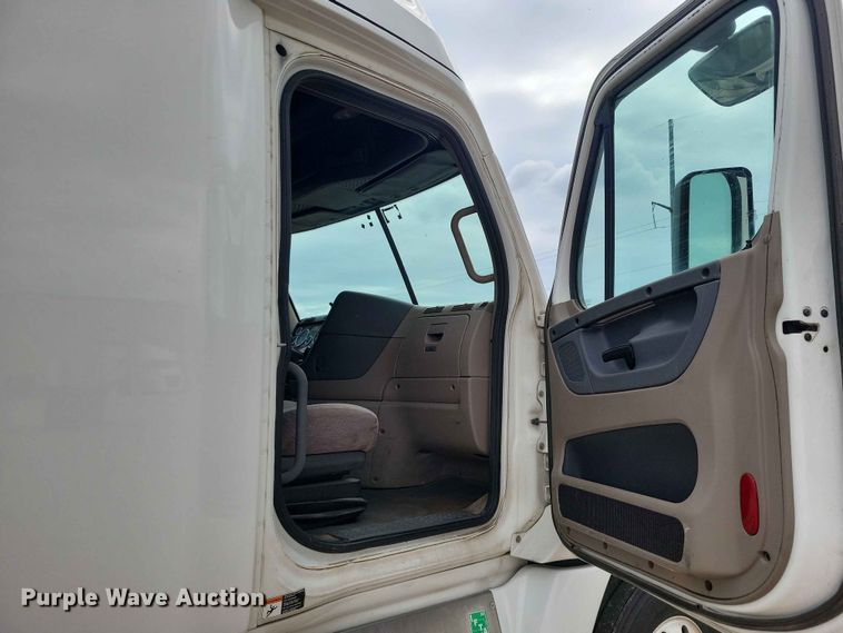 image for item EE1104 2016 Freightliner  Cascadia semi truck