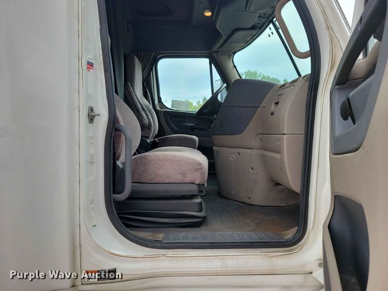 image for item EE1104 2016 Freightliner  Cascadia semi truck