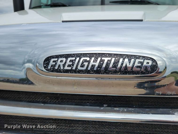 image for item EE1104 2016 Freightliner  Cascadia semi truck